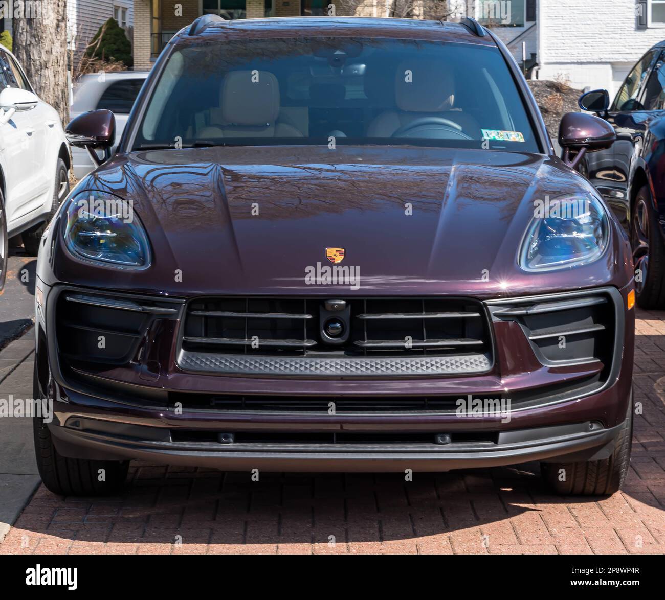 Un SUV Porsche viola in vendita presso una concessionaria a Sewickley, Pennsylvania, USA Foto Stock