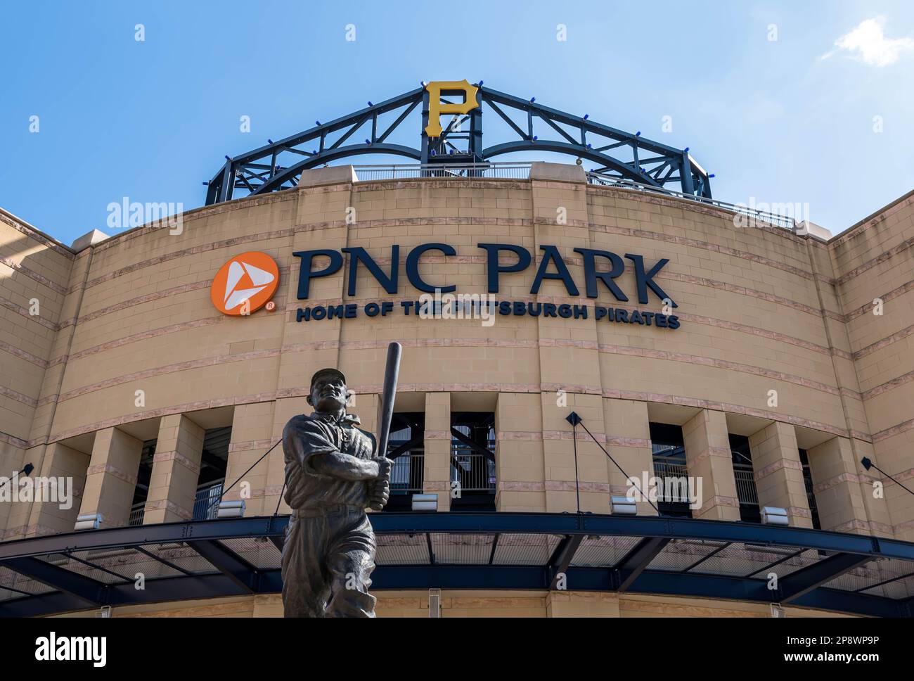 La statua di Honus Wagner fuori dal PNC Park, dove i Pittsburgh Pirates giocano a Pittsburgh, Pennsylvania, USA Foto Stock