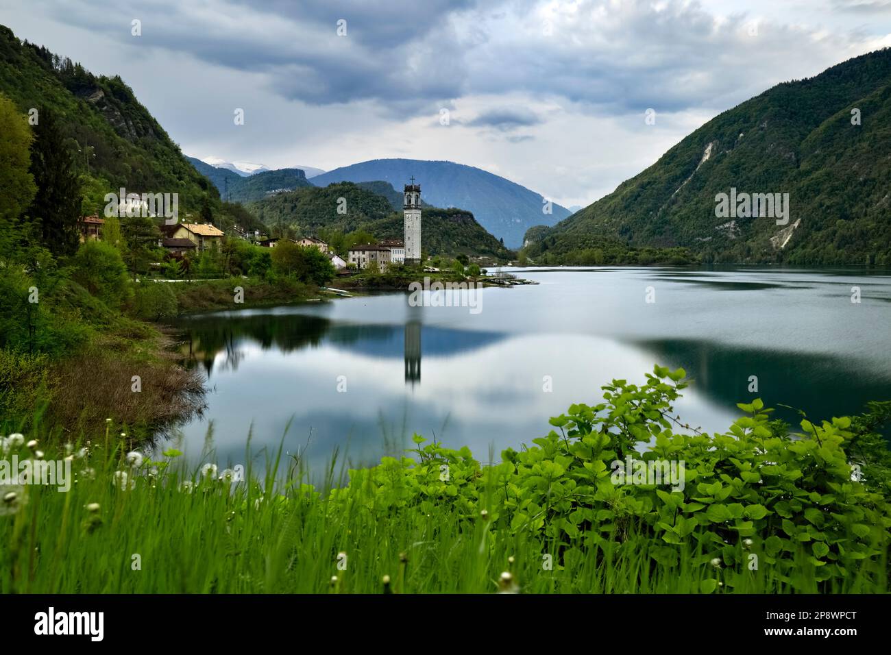 Il lago di Corlo e il campanile del borgo di Rocca. Arsié, provincia di Belluno, Veneto, Italia. Foto Stock