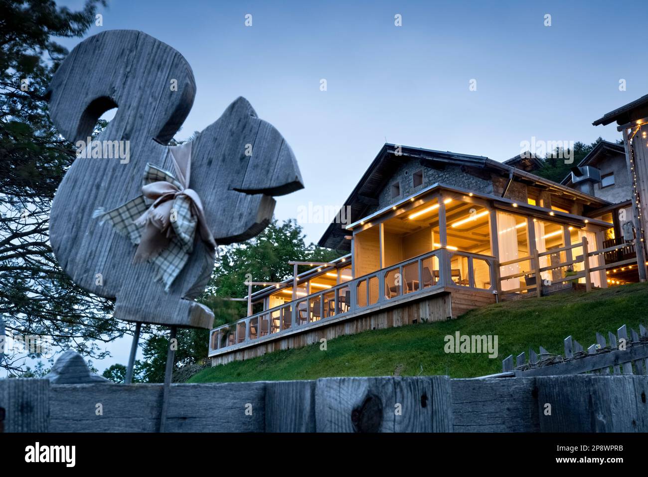 Il Lusernarhof è un ristorante tradizionale di cucina alpina situato in una casa rurale di montagna. Luserna, Alpe Cimbra, Trentino, Italia. Foto Stock