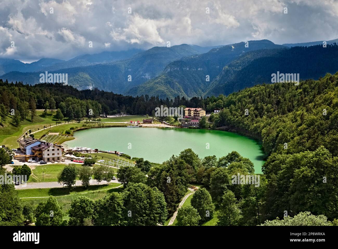 Il Lago di Lavarone e le Prealpi veneziane sullo sfondo. Alpe Cimbra, Trentino, Italia. Foto Stock