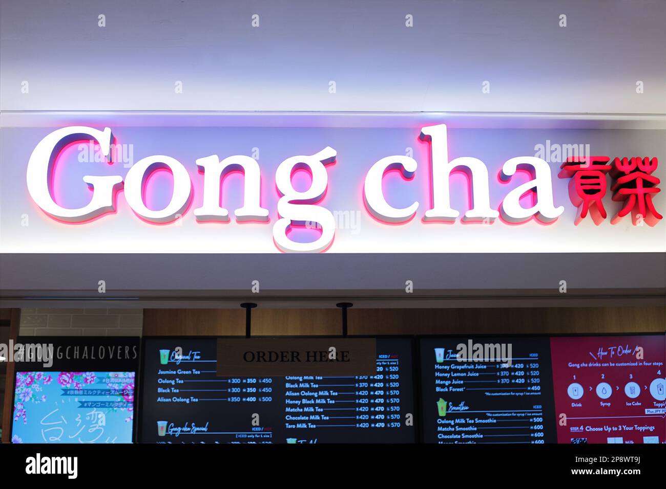 Ikebukuro, Tokyo - 8 settembre 2019: Popolare negozio asiatico di tè al latte Gong cha con segno e logo. Foto Stock