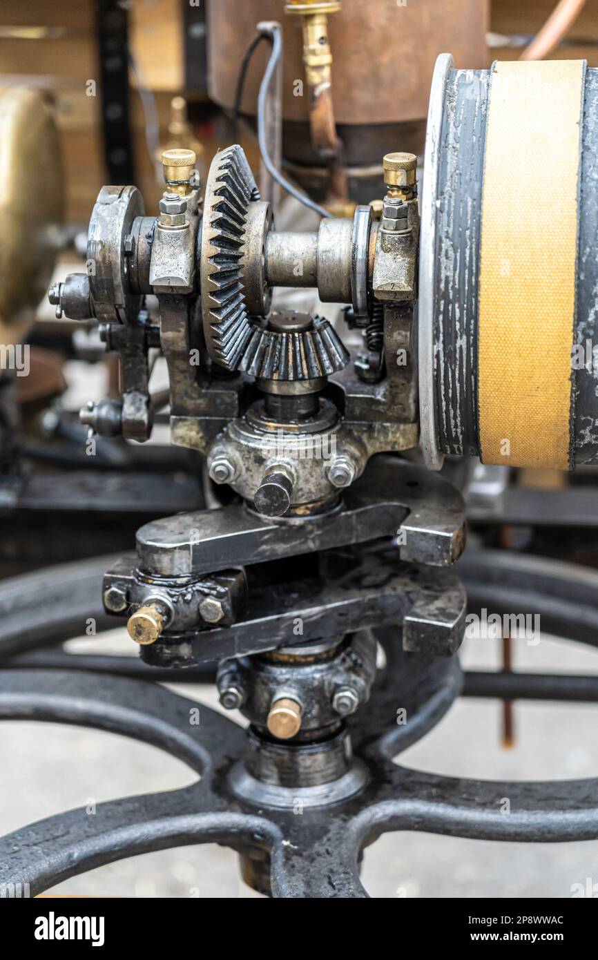 Motore e ruote dentate in acciaio di un vecchio veicolo Foto Stock