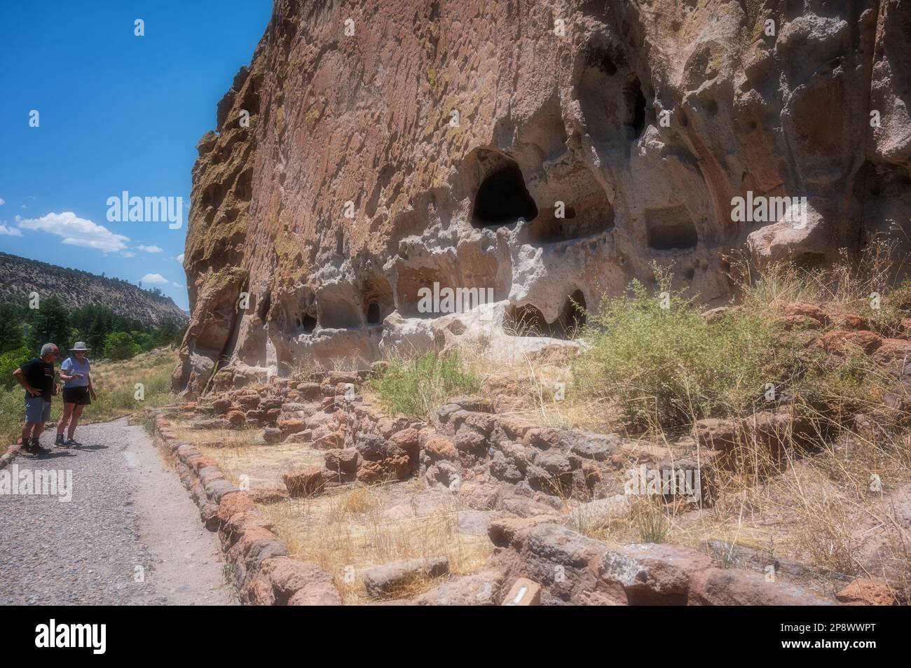 Bandelier National Monument, Long House on the Pueblo Loop Trail, Frijoles Canyon, New Mexico, USA. Foto Stock