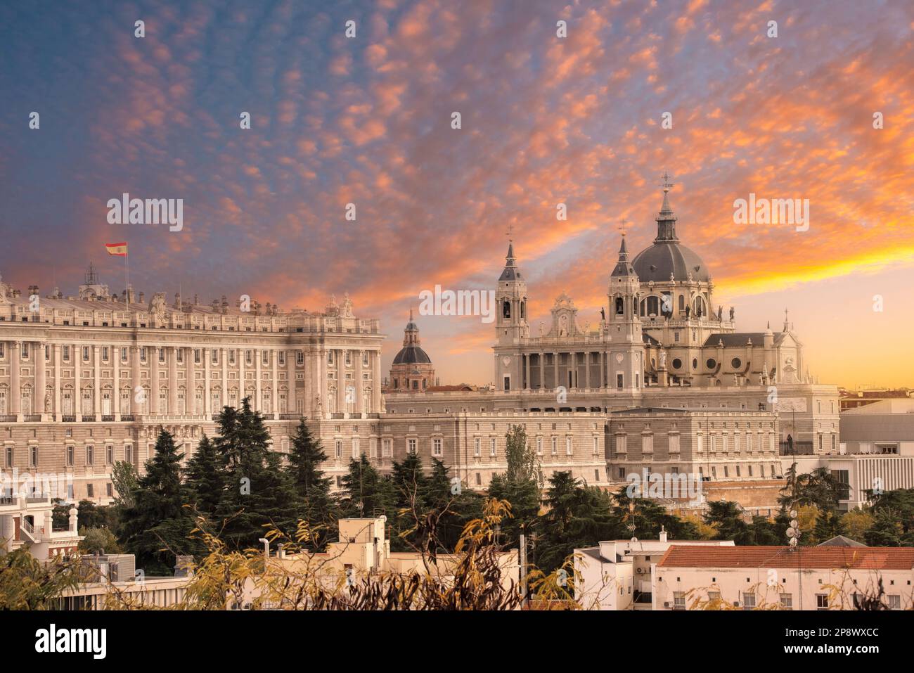 Skyline di Madrid con la Cattedrale di Santa Maria la Real de la Almudena e il Palazzo reale al tramonto. Foto Stock