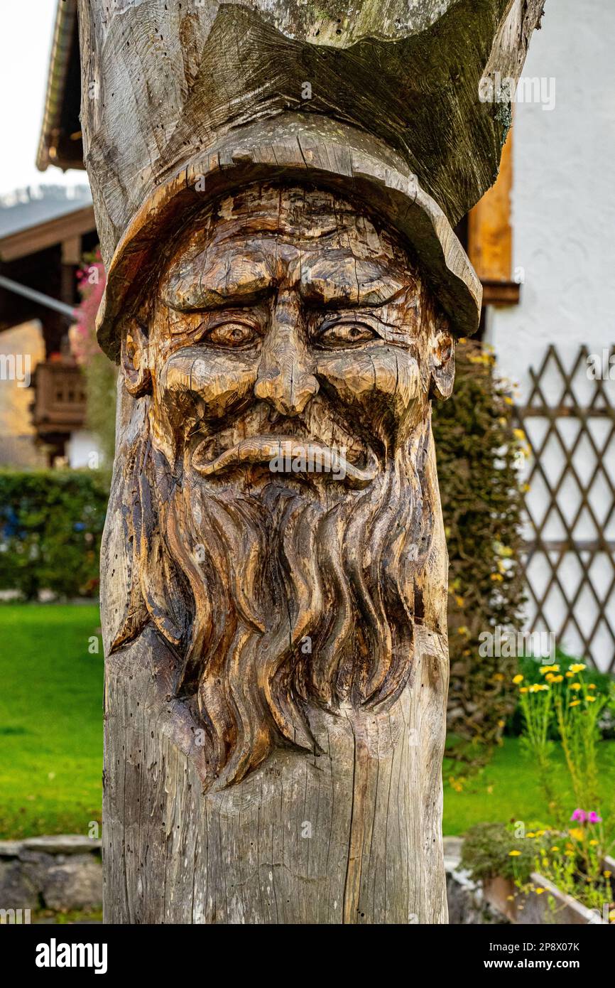 Figura scolpita in legno da un tronco d'albero Foto Stock
