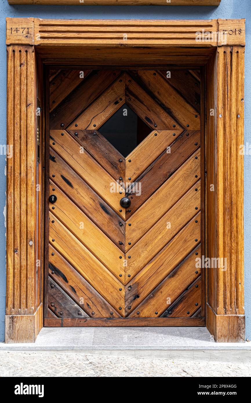 Vecchia porta di un edificio storico con accessori per porte in acciaio Foto Stock