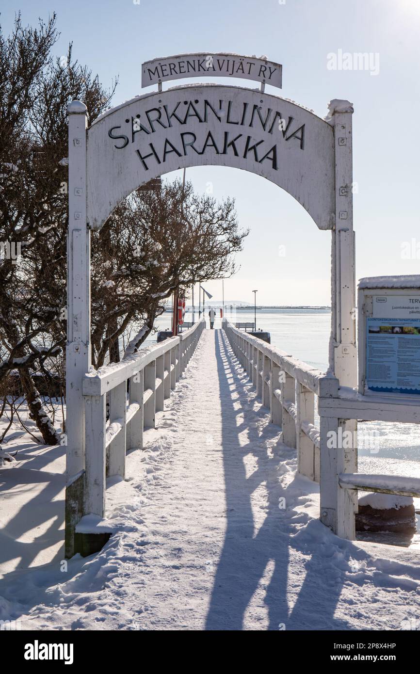 Molo di Ullanlinnanlaituri in una giornata invernale di sole nel distretto di Ullanlinna di Helsinki, Finlandia Foto Stock