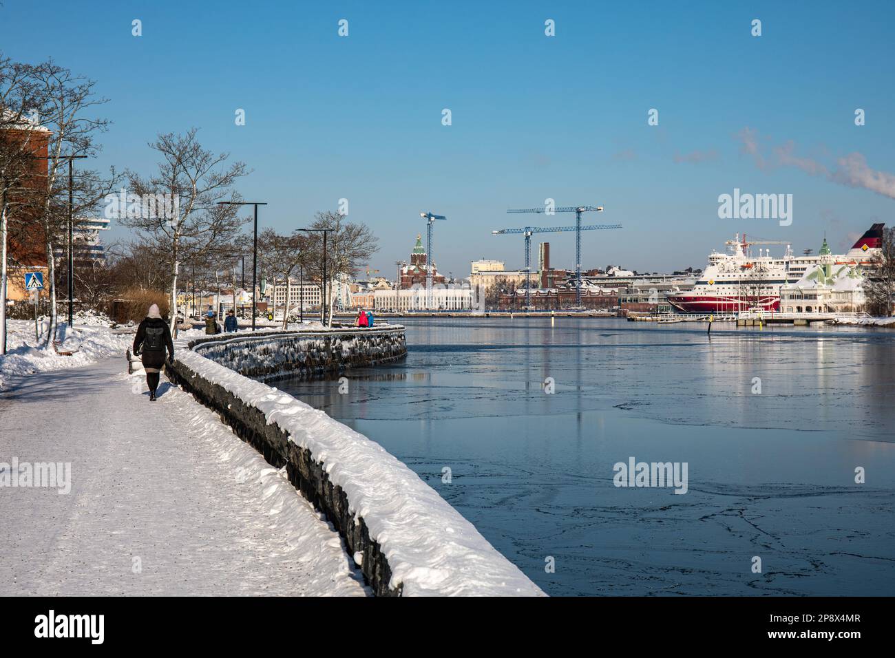 Passeggiata di Kaivopuisto in una giornata invernale soleggiata a Helsinki, Finlandia Foto Stock