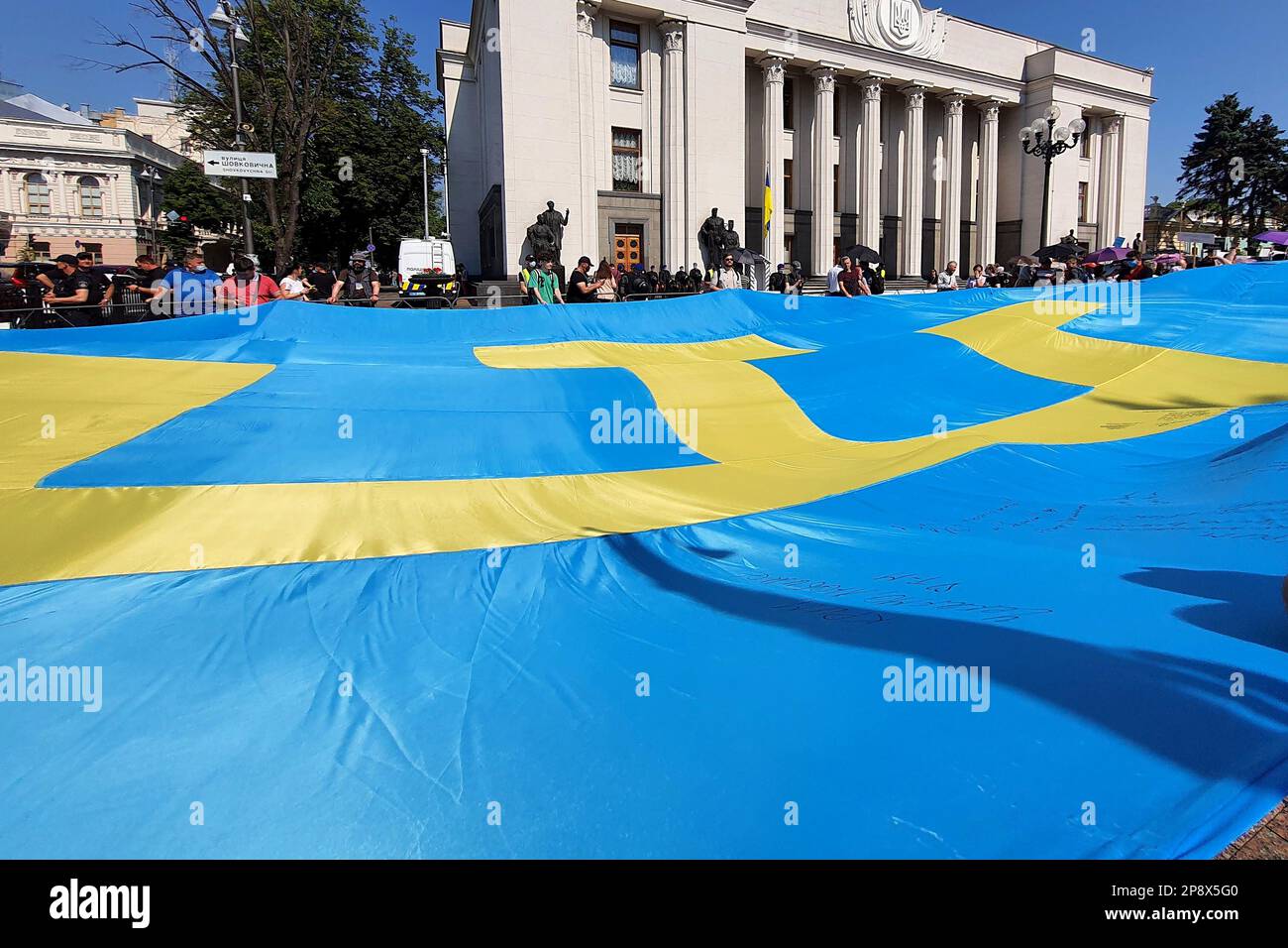 Bandiera di Crimea Tatar. La Crimea è l'Ucraina. I Patriot detengono una grande bandiera blu con l'emblema giallo del tanga vicino al parlamento ucraino. Russia guerra contro Ukra Foto Stock