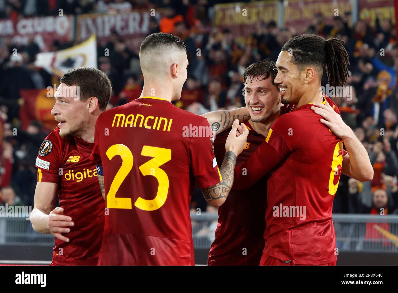 Roma, Italia. 09th Mar, 2023. Marash Kumbulla, secondo da destra, di AS Roma, festeggia con i suoi compagni di squadra Andrea Belotti, a sinistra, Gianluca Mancini, secondo da sinistra, e Chris Smerling, Dopo aver segnato il round della UEFA Europa League 16, partita di calcio di prima tappa tra Roma e Real Sociedad allo stadio olimpico di RomeÕs, 09 marzo 2023. Credit: Riccardo De Luca - Update Images/Alamy Live News Foto Stock