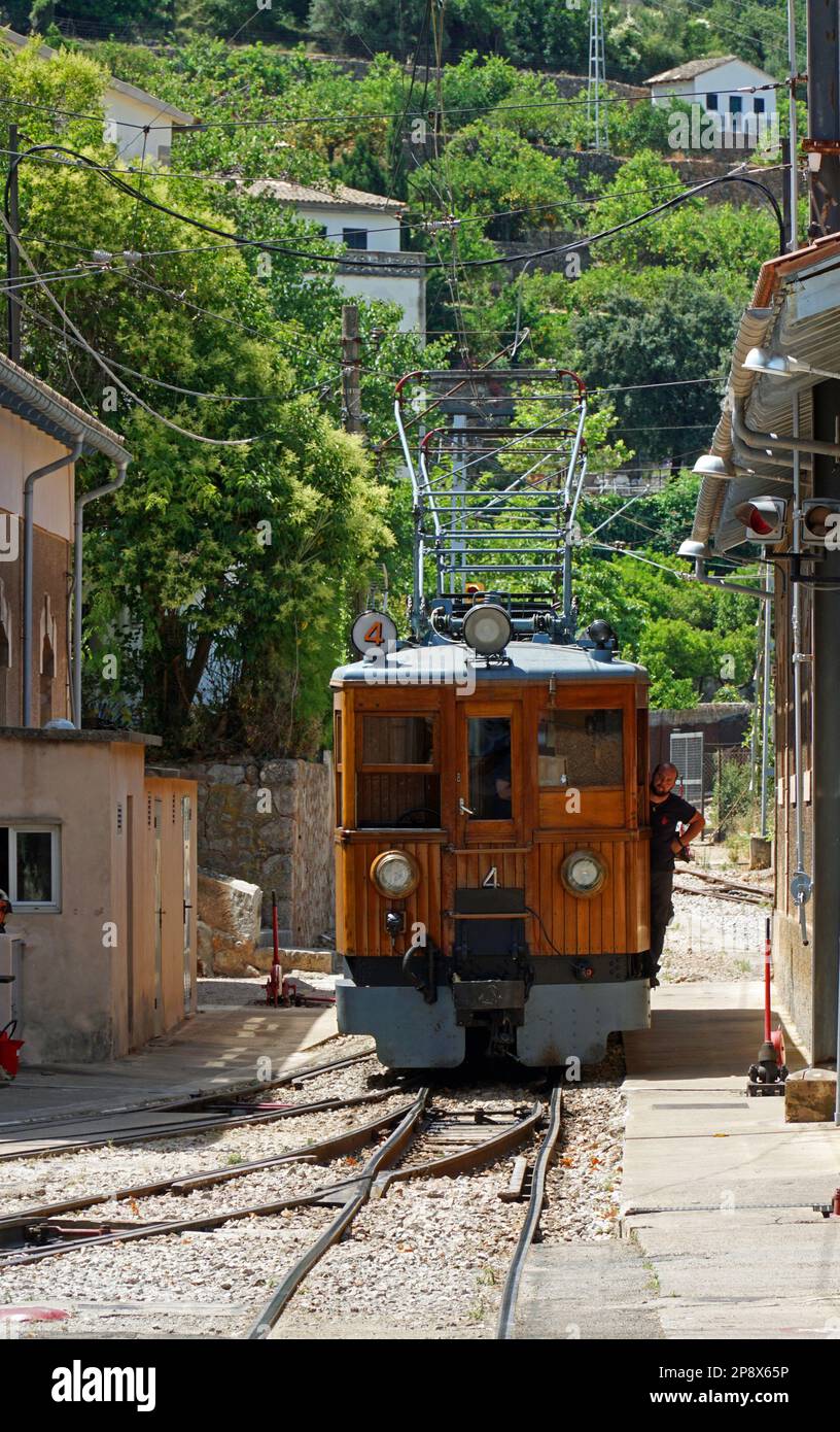 SOLLER, MALLORCA, SPAGNA - 15 GIUGNO 2022: Treno elettrico d'epoca che attraversa le montagne tra Soller e Palma Mallorca. Foto Stock