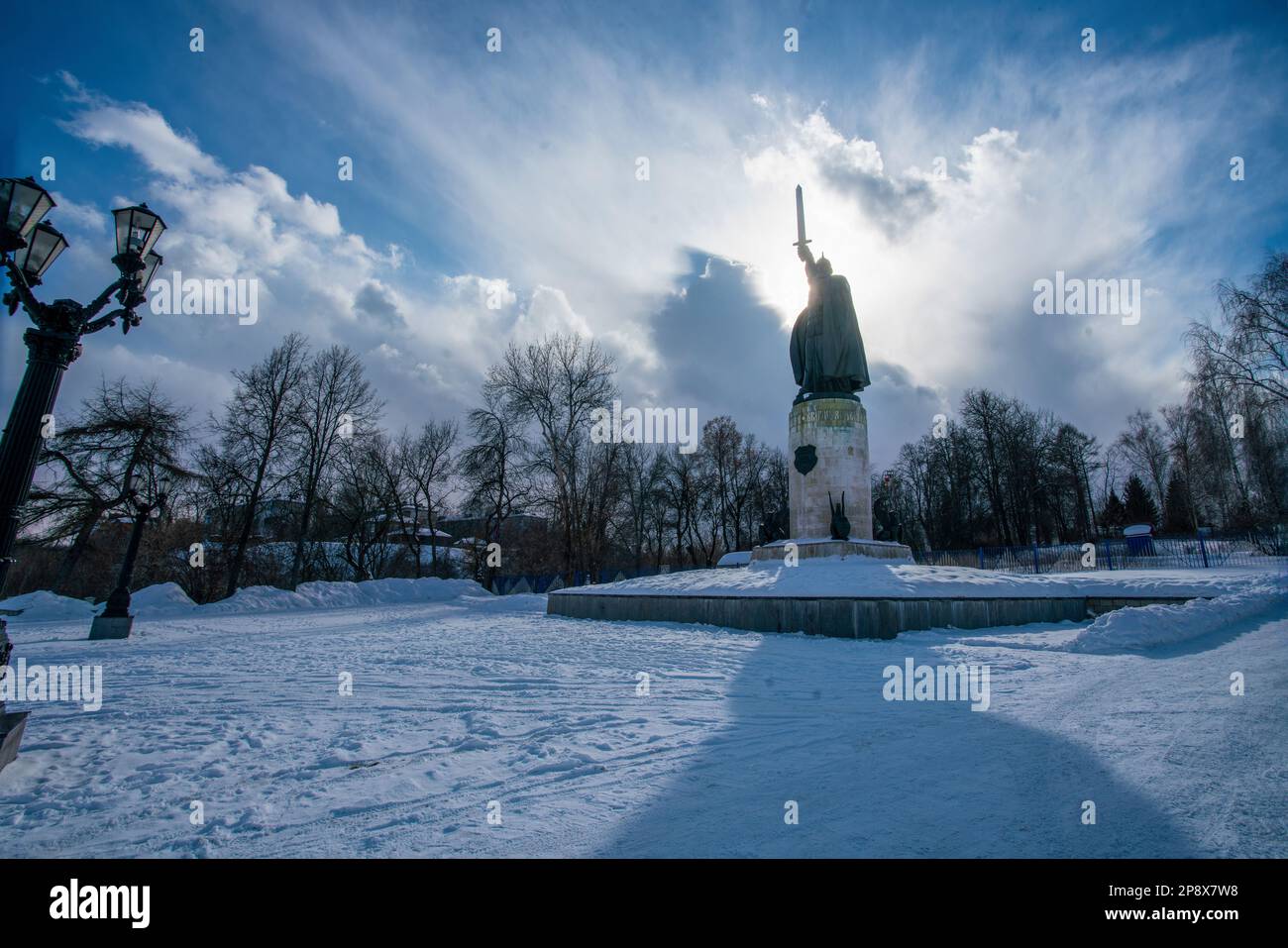 03-07-2023 Murom, Russia. Monumento all'eroe epico Ilya Muromet sulle rive del fiume Oka. Russian Golen Ring - città storica. Foto Stock