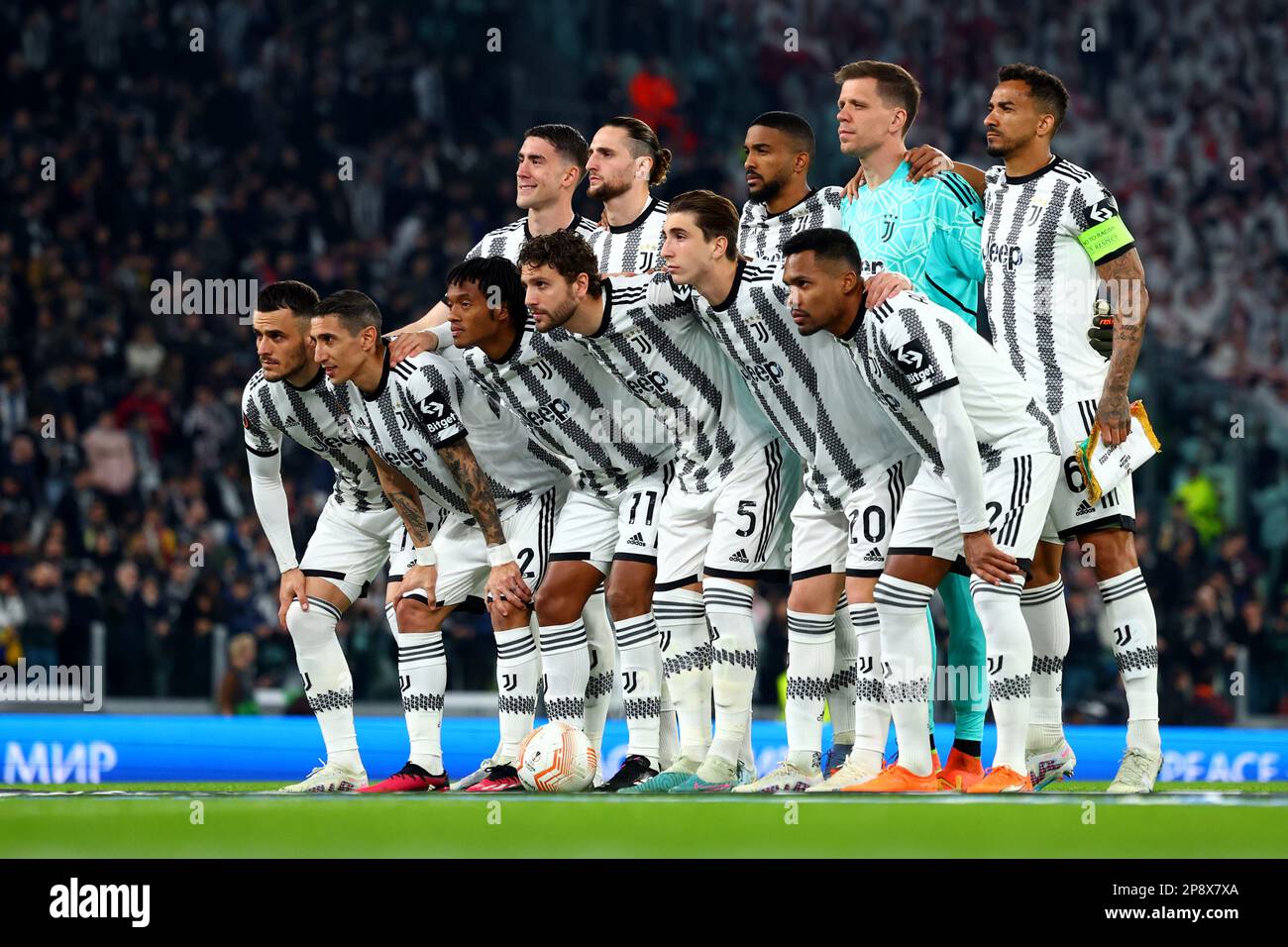 Torino, Italia. 09th Mar, 2023. Calcio: Europa League, Juventus Torino - SC Friburgo, turno di 16, prima tappa, Stadio Allianz. I giocatori della Juventus si sono schierati per una foto di squadra prima della partita. Credit: Tom Weller/dpa/Alamy Live News Foto Stock