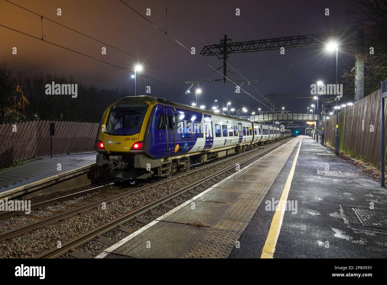 2 Northern Rail CAF costruì treni di classe 331 alla stazione ferroviaria di Horwich parkway, Lancashire prima dell'alba in una mattinata invernale Foto Stock