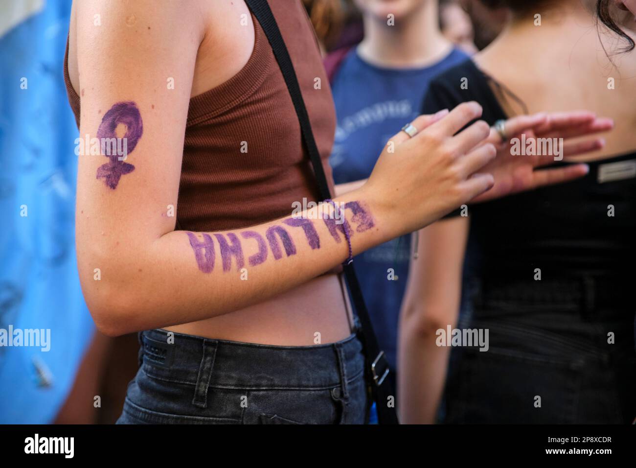 Buenos Aires, Argentina; 8 marzo 2023: Sciopero femminista internazionale. Donna irriconoscibile che ha dipinto sul braccio, in viola, il simbolo delle donne Foto Stock