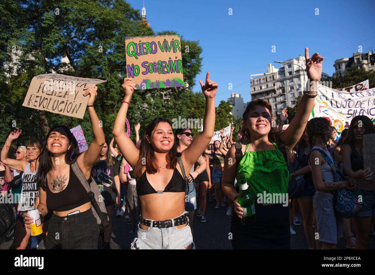 Buenos Aires, Argentina; 8 marzo 2023: Giovani donne che marciano durante lo sciopero femminista internazionale, donna che sorride tenendo un segno con il testo i wa Foto Stock