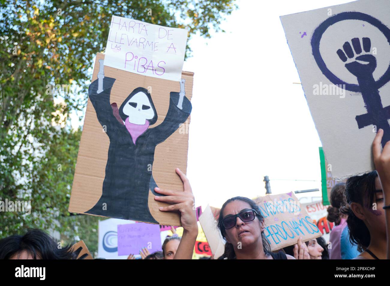 Buenos Aires, Argentina; 8 marzo 2023: Giornata internazionale della donna. Poster, uno con il simbolo della lotta femminista e l'altro con un disegno di Foto Stock