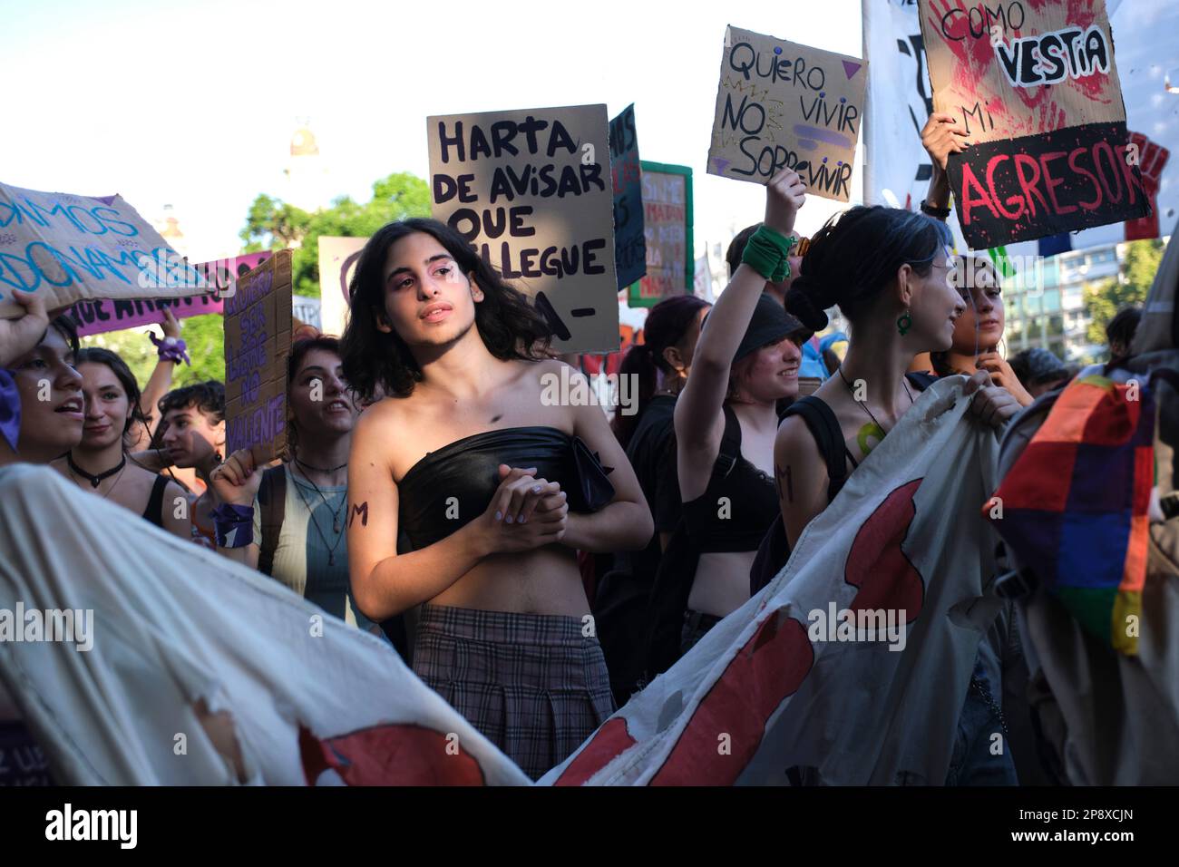 Buenos Aires, Argentina; 8 marzo 2023: Gruppo di giovani che marciano durante lo sciopero femminista, la Giornata Internazionale della Donna Foto Stock