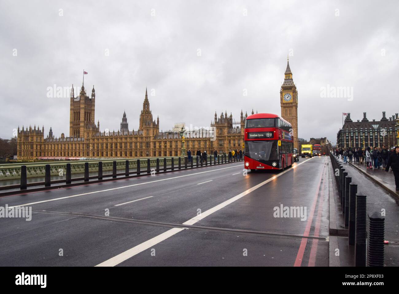 Londra, Regno Unito. 3rd gennaio 2023. Un autobus rosso a due piani passa accanto al Parlamento e al Big ben sul Ponte di Westminster. Foto Stock