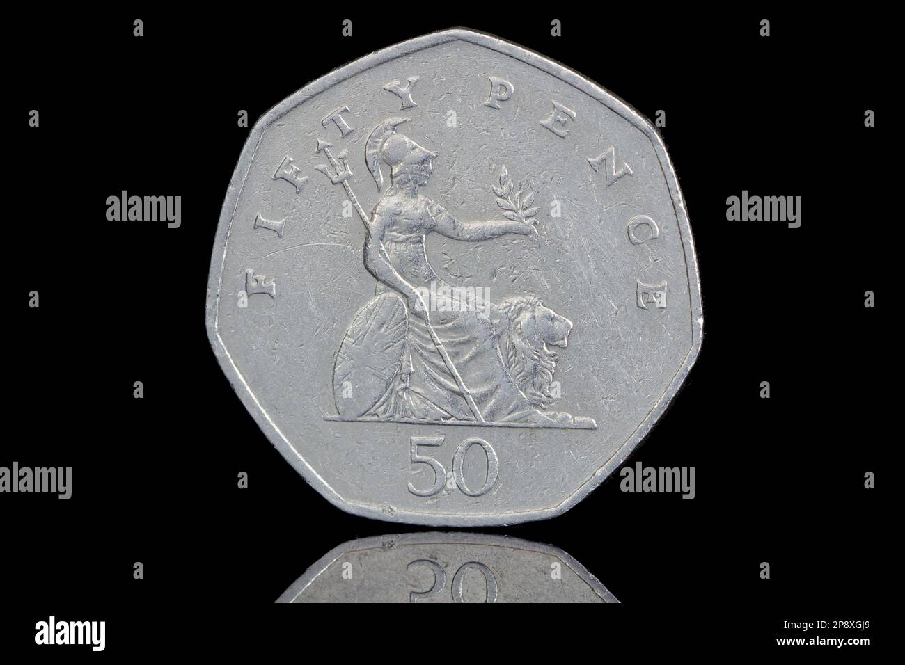 Lato opposto di una moneta da $50p con Britannia. Il progetto è stato realizzato il 1997, 1998, 1999, 2000, 2001, 2002, 2003, 2004, 2005, 2006, 2007, 2008 50.jp Foto Stock