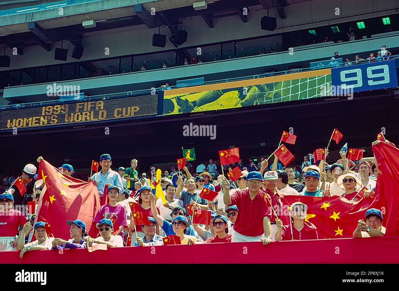 Tifosi cinesi durante CHN vs AUS alla Coppa del mondo di calcio femminile FIFA 1999. Foto Stock