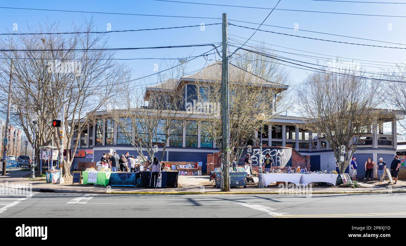 CHARLOTTE, NC-5 MARZO 2023: Quartiere di Noda. Venditori ambulanti in una giornata di sole e cielo blu di fronte al ristorante Room and Board. Foto Stock