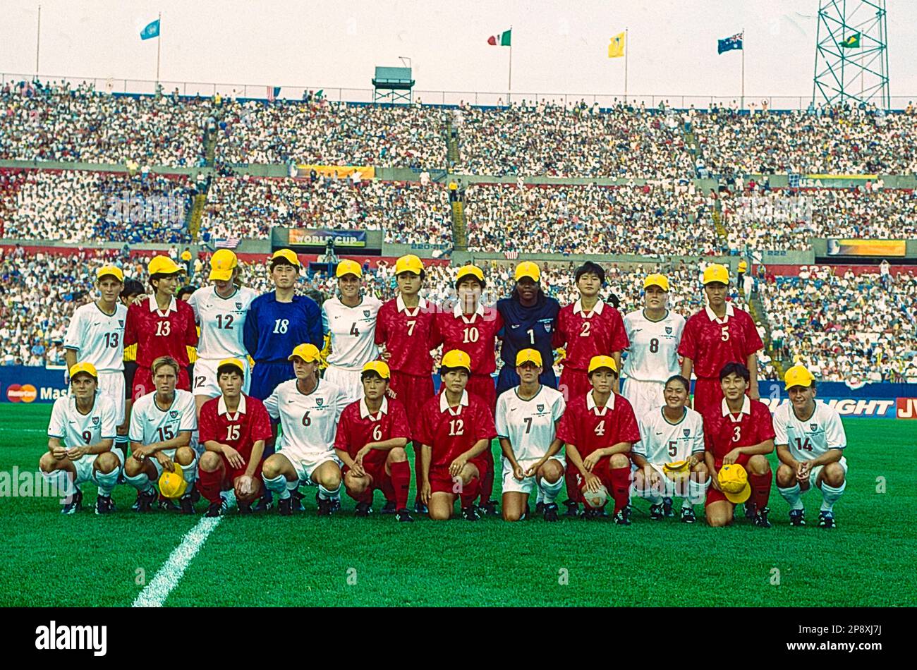 Le squadre USA e PRK si allineano prima della partita alla Coppa del mondo di calcio femminile FIFA 1999. Foto Stock