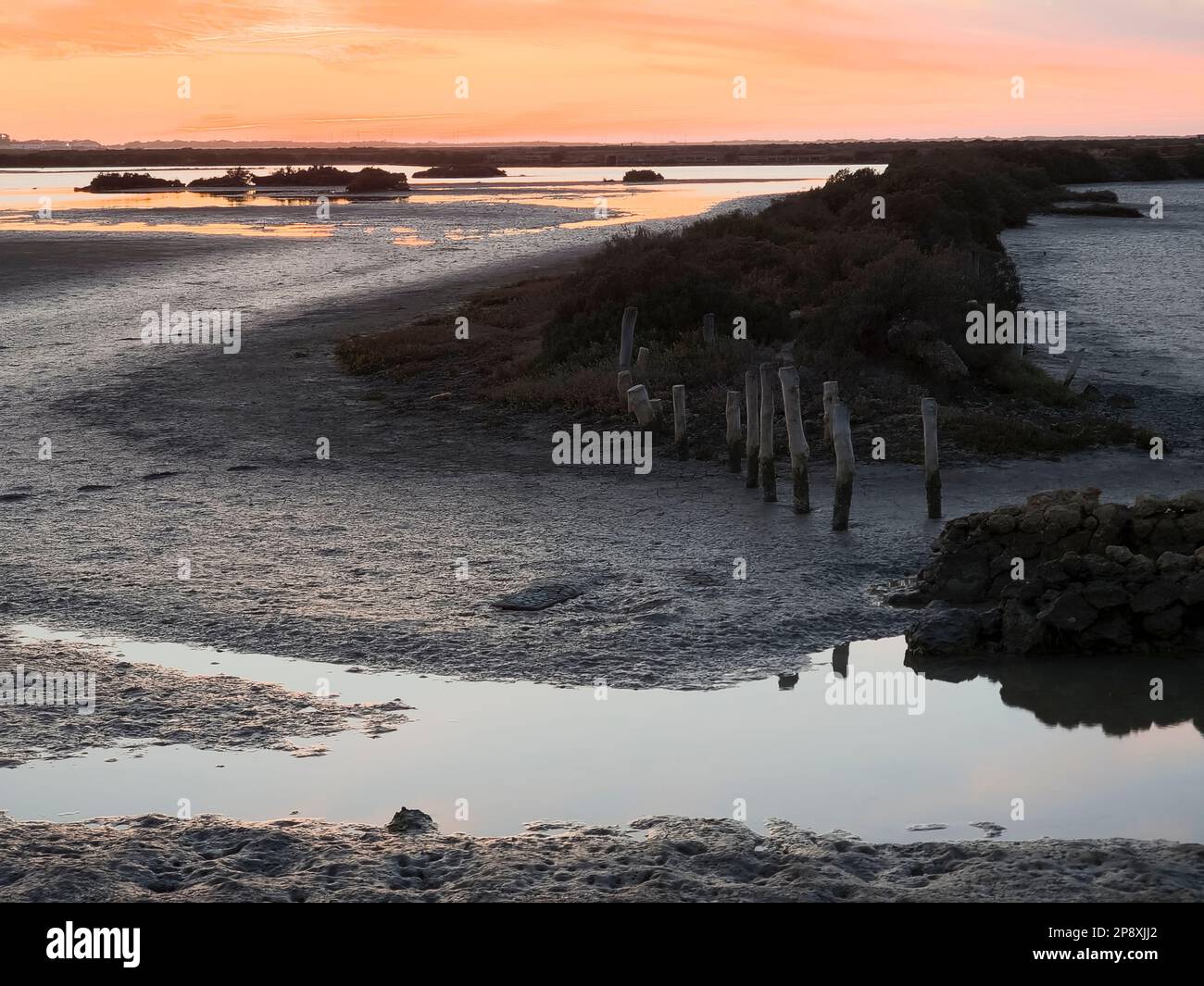 Panorama mozzafiato. Tramonto spettacolare. Saline di Carboneros, in Chiclana de la Frontera, provincia di Cadice, comunità autonoma di Andalusia, Spagna. Foto Stock