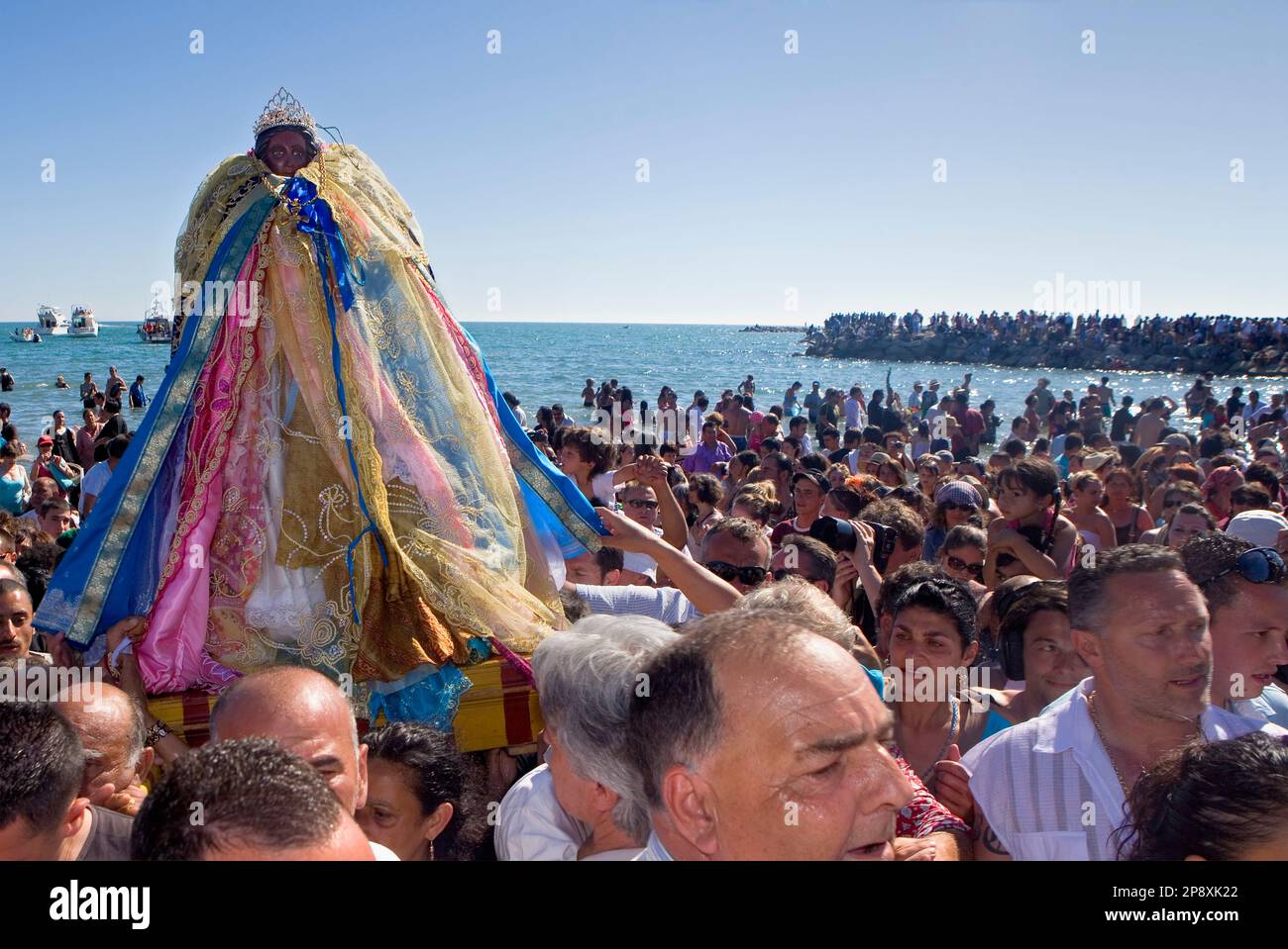 Sainte Sara.Benedizione in mare.Processione durante il pellegrinaggio annuale zingara a Les Saintes Maries de la Mer (maggio), Camargue, Bouches du Rhone, Francia Foto Stock