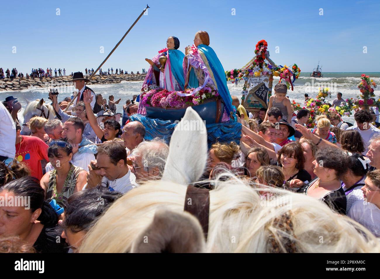 Mª Jacobé e Mª Salomé.Benedizione in mare.Processione durante il pellegrinaggio annuale della zingara a Les Saintes Maries de la Mer (maggio),Camargue, Bouches du Rhone, p. Foto Stock