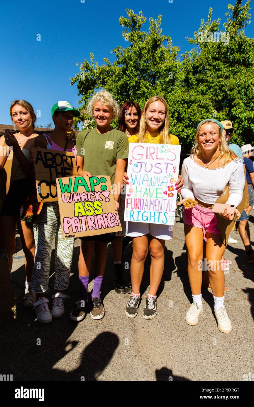 La comunità locale si è vista per la marcia delle donne che protestava contro il ribaltamento di Roe v Wade in una piccola città. Ojai, California. Foto Stock