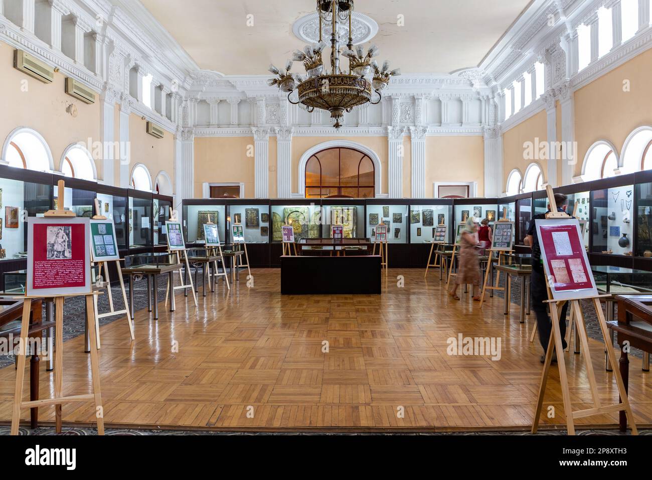 Kutaisi, Georgia, 04.06.21. Niko Berdzenishvili Kutaisi state History Museum, sala espositiva principale con vetrine in stile antico in edificio classico Foto Stock