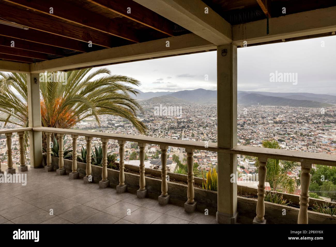 Ensenada, Baja California, Messico - Vista della città da un balcone Foto Stock