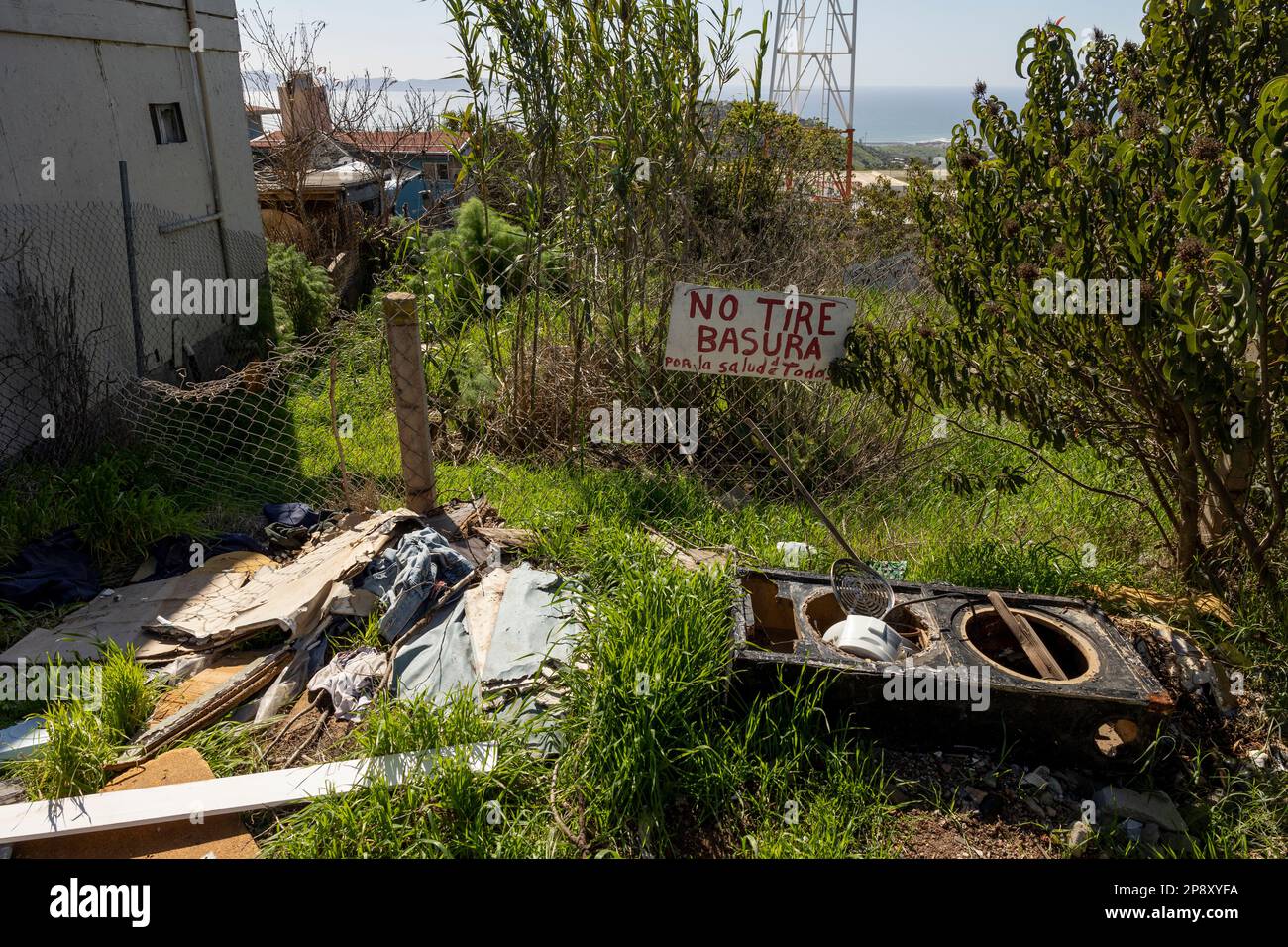 Ensenada, Baja California, Messico - immondizia lungo una strada laterale in un quartiere più povero Foto Stock