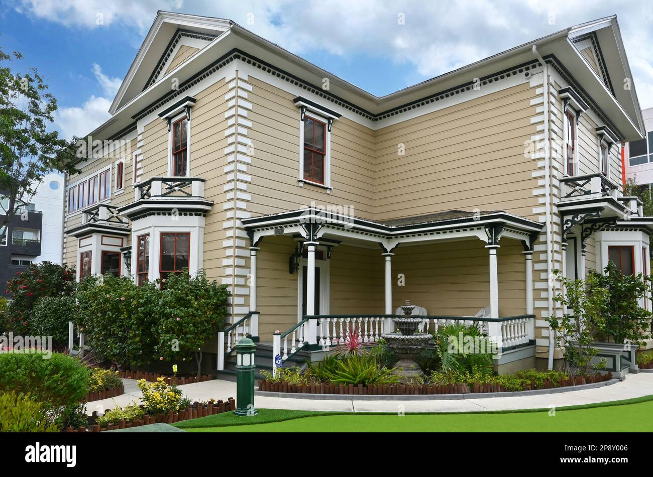 SANTA ANA, CALIFORNIA - 6 MAR 2023: La storica Minter House costruita nel 1877 sulla 3rd Street nel centro di Santa Ana. Foto Stock