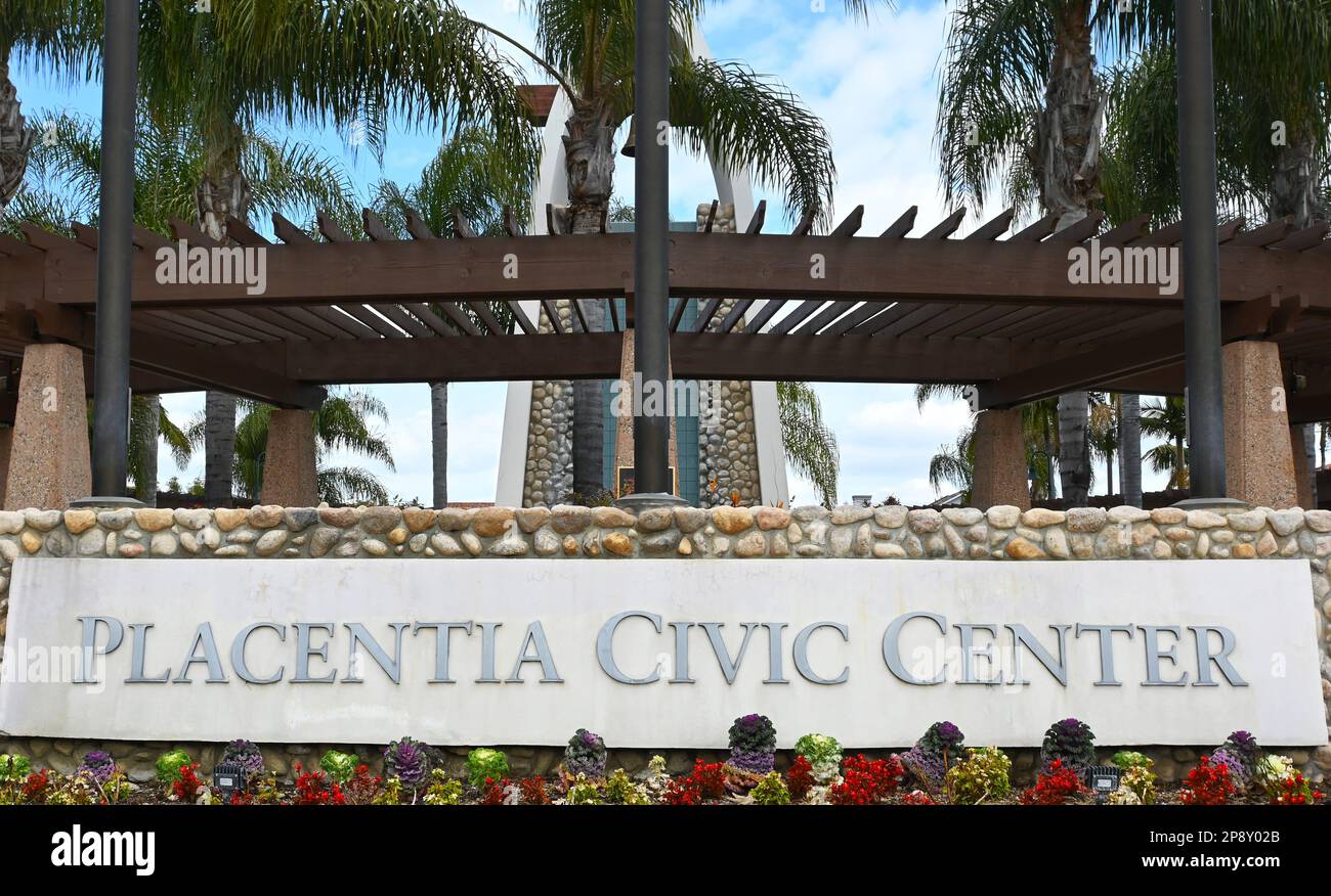 PLACENTIA, CALIFORNIA - 8 MAR 2023: Chiusura del cartello del Centro Civico di Placentia con la Pergola e la Fontana. Foto Stock