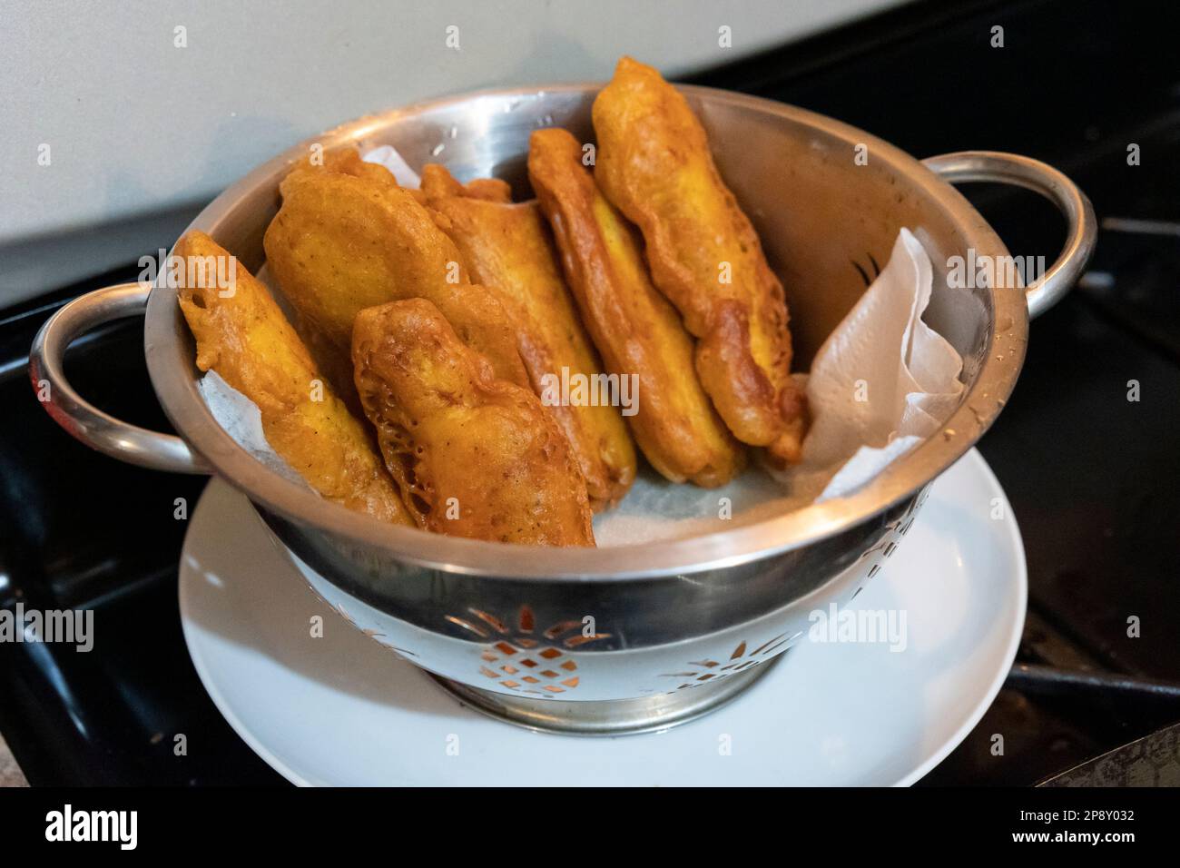 Filetti di carne di squalo fritti, in stile messicano, in una ciotola d'argento su un piatto bianco Foto Stock