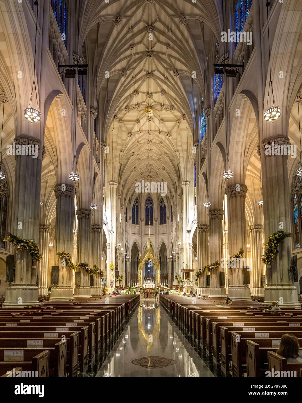 New York, Stati Uniti d'America - 23 aprile 2022: Vista della St Patricks Cathedral nel centro di Manhattan con la famosa 5th Avenue. E' decorato in stile neo-gotico R. Foto Stock