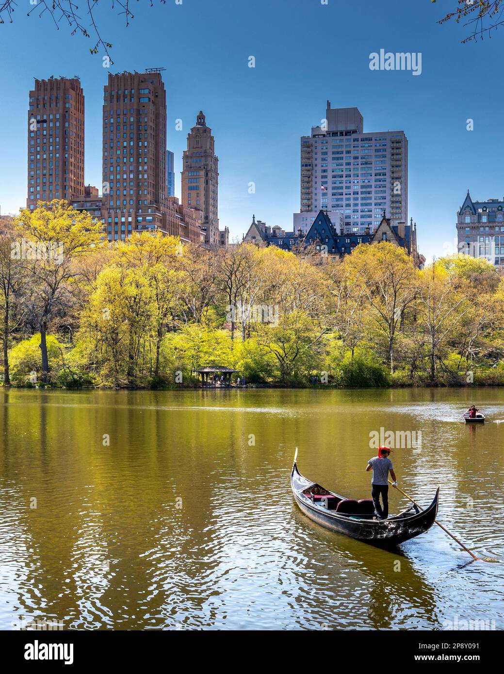 New York, USA - 24 aprile 2022: Gondoliere al lago di Central Park, New York Foto Stock