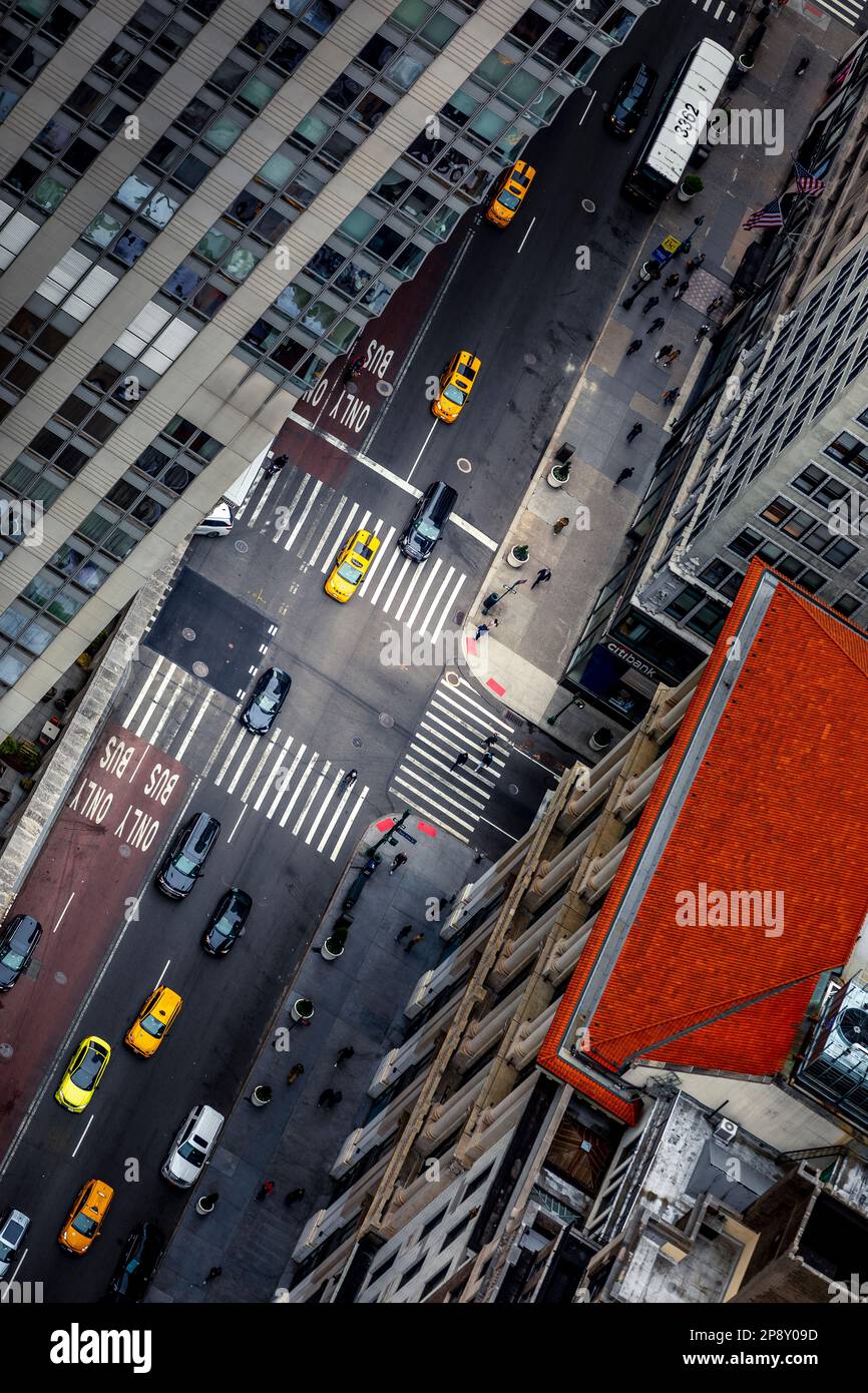 New York, USA - 26 aprile 2022: Taxi gialli a New York City. Guardando giù sui grattacieli e sulle strade trafficate di New York City Foto Stock