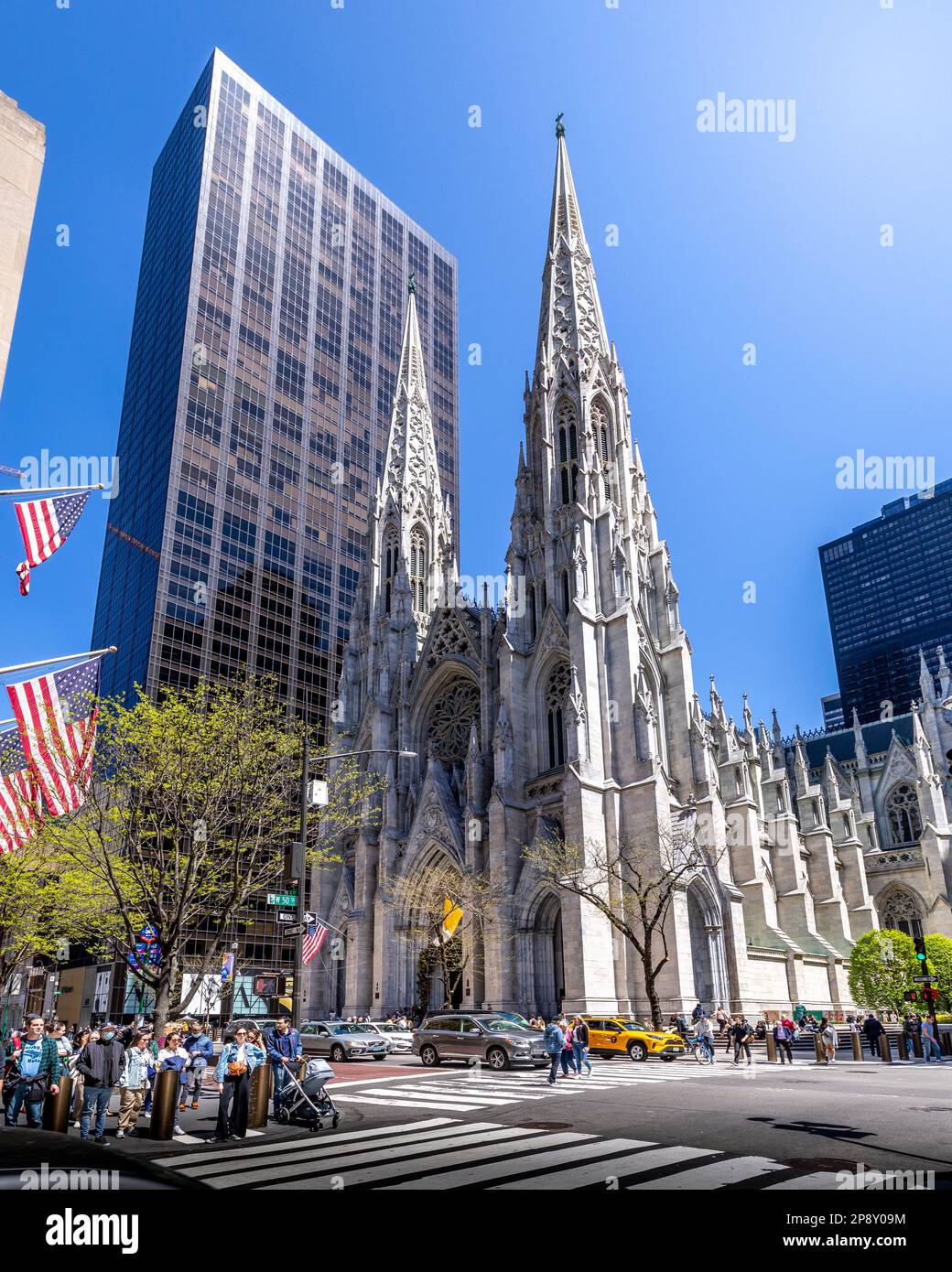 New York, Stati Uniti d'America - 23 aprile 2022: Vista della St Patricks Cathedral nel centro di Manhattan con la famosa 5th Avenue. E' decorato in stile neo-gotico R. Foto Stock