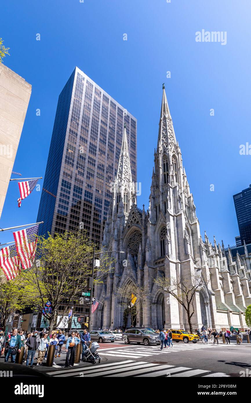New York, Stati Uniti d'America - 23 aprile 2022: Vista della St Patricks Cathedral nel centro di Manhattan con la famosa 5th Avenue. E' decorato in stile neo-gotico R. Foto Stock