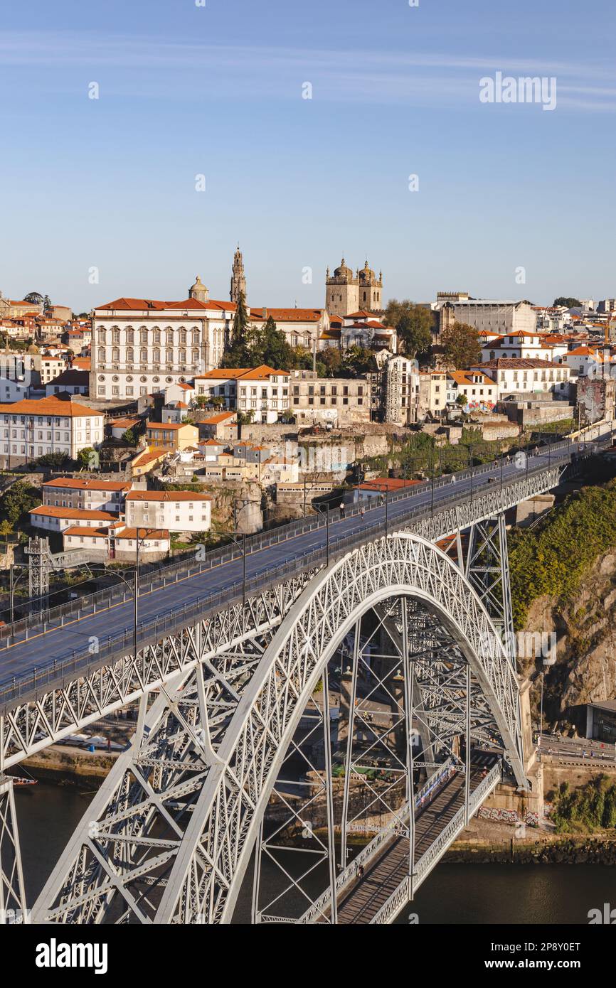 Scoprire il fascino di Porto: Esplorare una città storica e colorata Foto Stock