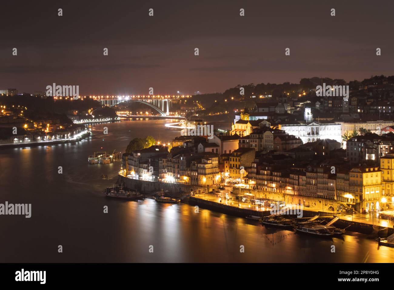 Nightfall a Porto: Una città di meraviglie illuminate Foto Stock