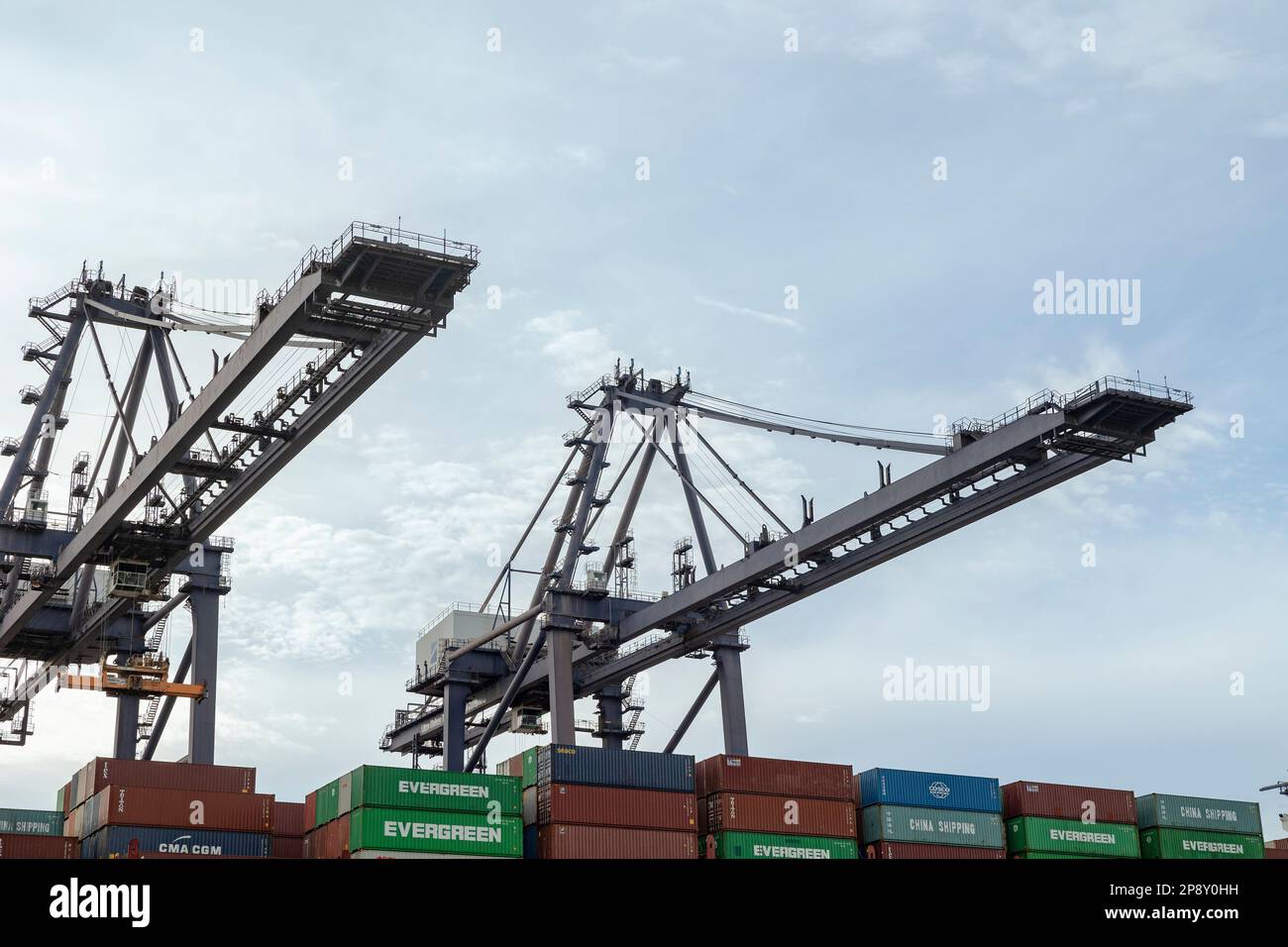 Gru di carico per container sopra i container di spedizione Foto Stock