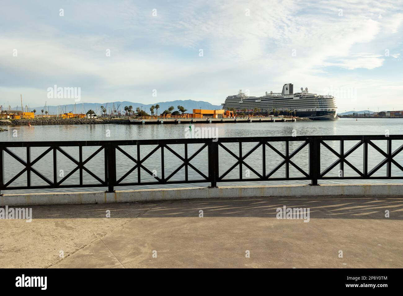 Ensenada, Baja California, Messico - Una nave da crociera ormeggiata con ringhiera nera in primo piano Foto Stock
