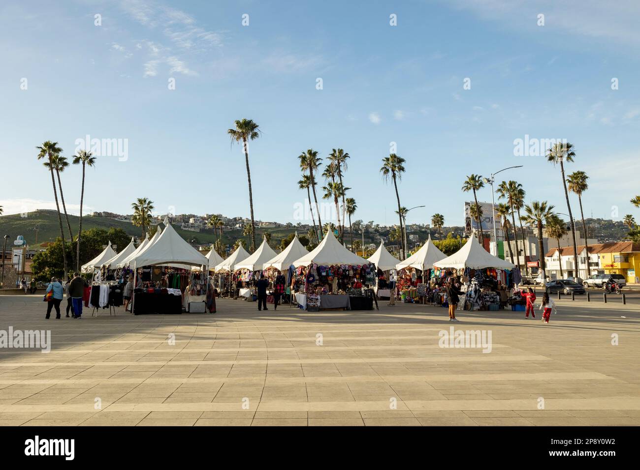 Ensenada, Baja California, Messico - cabine mercantili sotto tende bianche in Civic Plaza Foto Stock