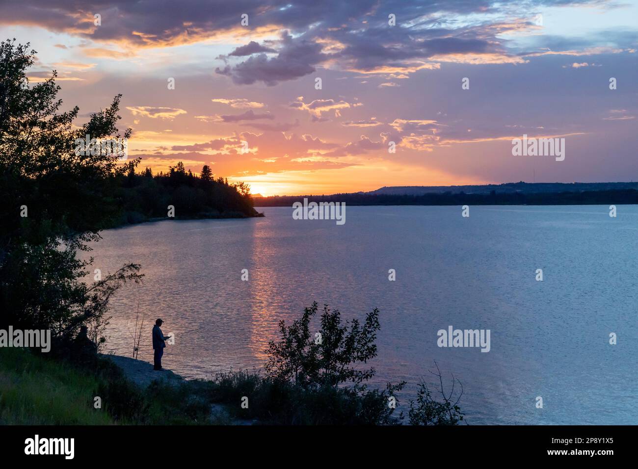 Calgary, Alberta, Canada - tramonto colorato sul lago artificiale Glenmore in estate Foto Stock