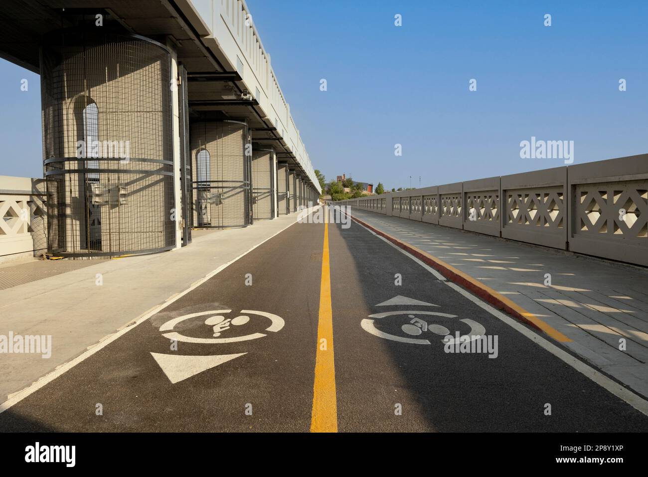 Calgary, Alberta, Canada - Vista simmetrica del sentiero della Glenmore Dam guardando verso nord in una mattinata estiva Foto Stock